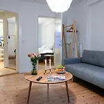 Park 2- Charming 1-bdr Close To Metro Apartment